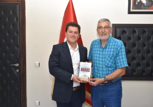 Yazar Arif Demirgz,  nn Belediye Bakan  Bozkurt a kitabn takdim etti